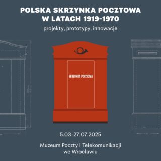 Plakat promujący wystawę. W centralnej części grafika czerwonej, pionowej skrzynki pocztowej, z czarną trąbką w górnej części i napisem Poczta Polska w części środkowej. Skrzynka na szaro-niebieskim tle. Po bokach fragmenty konturów innych skrzynek pocztowych, pionowych. Kontur rysowany białym kolorem.