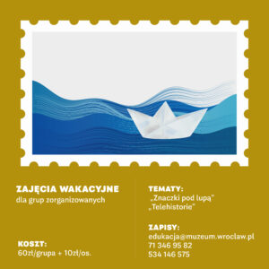 Obraz przedstawia grafikę reklamową półkolonii w 2025 roku, stylizowaną na znaczek pocztowy z pofalowanymi brzegami. W centralnej części "znaczka" znajduje się ilustracja białej, papierowej łódki płynącej po niebieskich falach. Poniżej ilustracji, na musztardowym tle, znajdują się napisy w języku polskim, podzielone na dwie kolumny z informacjami zawartymi w tekście.