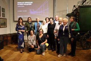 Grupowe zdjęcie uczestników wernisażu.