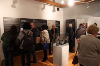 Zwiedzający oglądają ekspozycję urządzeń telekomunikacyjnych.