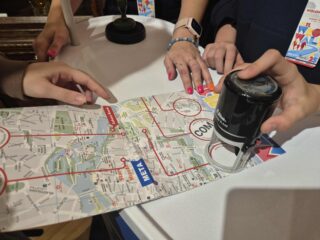 Dzieci i dorośli stemplują mapę trasy