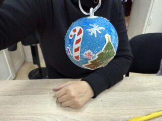 Kolorowa bombka choinkowa.