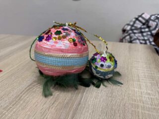 Dwie kolorowe bombki choinkowe różnej wielkości