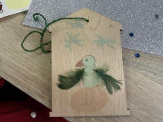 Drewniana ozdoba choinkowa.