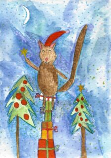 Rysunek: Bajkowe zwierze w czerwonej czapce siedzący ułożonych jeden na drugim kartonie z prezentami.