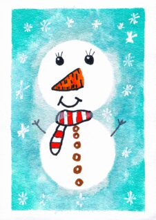 Ilustracja: Uśmiechnięty bałwan z marchewkowym nosem i czerwonym szalikiem, na tle błękitnego nieba.